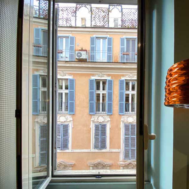 camera con finestre centro storico roma letto vacanza romantica roma