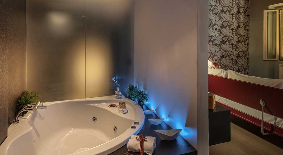 camera romantica con vasca idromassaggio suite jacuzzi roma centro via frattina 57